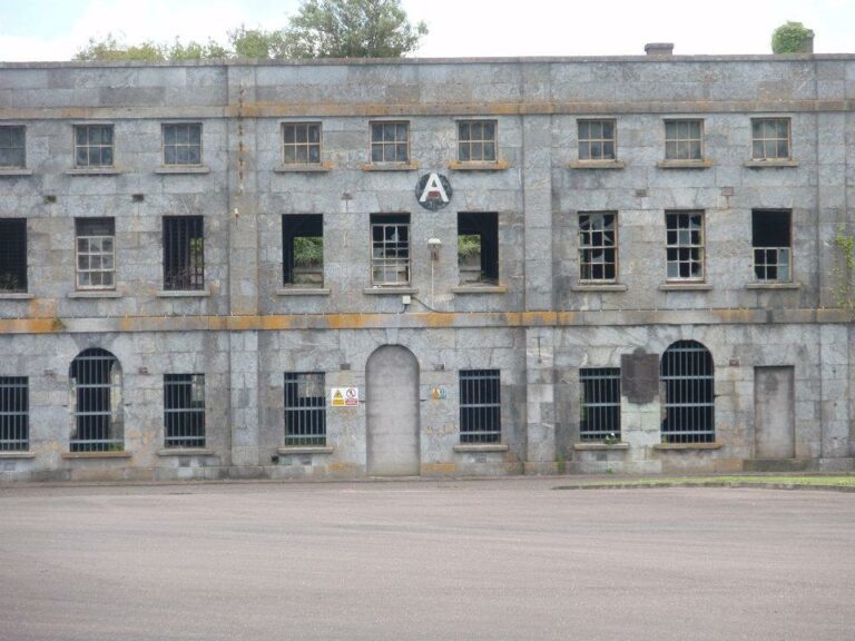 Spike Island - das Alcatraz Irland ist eine ehemalige Gefängnisinsel im Hafen von Cork. Im BIld Zellenblock A.